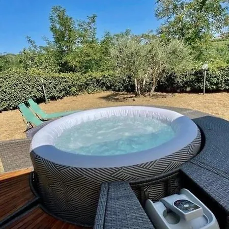 Rustico Jacuzzi & Wine דירה *